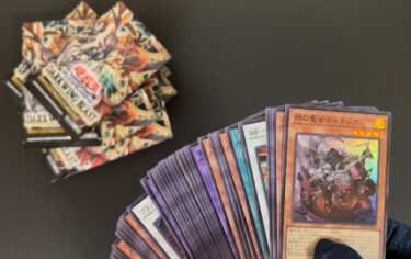 【遊戯王】｢DARKWING BLAST（ダークウィング・ブラスト）｣の収録カード内容、テーマやカードリストのまとめ。5D’sのクロウの「BF」強化や、新規テーマ「クシャトリラ」「ビーステッド」が収録。『赫の聖女カルテシア』や『迷宮城の白銀姫』といった既存テーマのカードも収録。